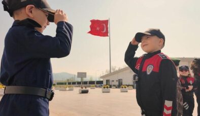 Polis üniformalı çocuklardan ’23 Nisan’ klibi